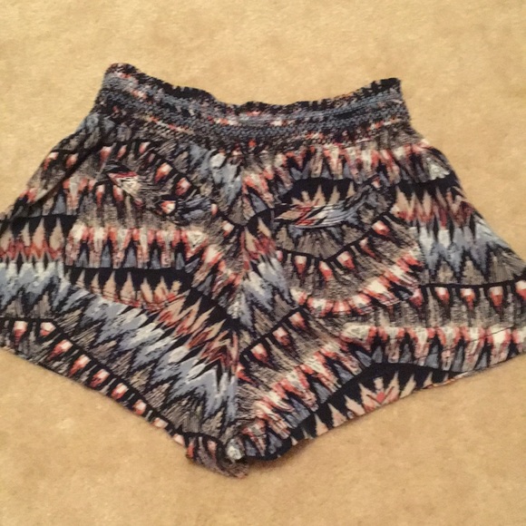 ❤️Patterned Shorts💙 - Picture 2 of 3